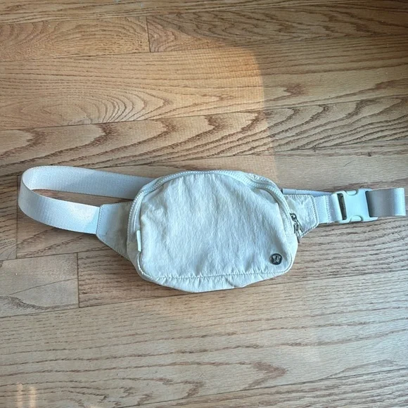 GOOD CONDITION Lululemon large belt bag - Picture 1 of 6
